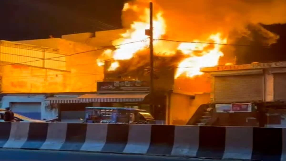 हल्द्वानी में रेस्टोरेंट में लगी भीषण आग, लाखों का सामान जलकर राख