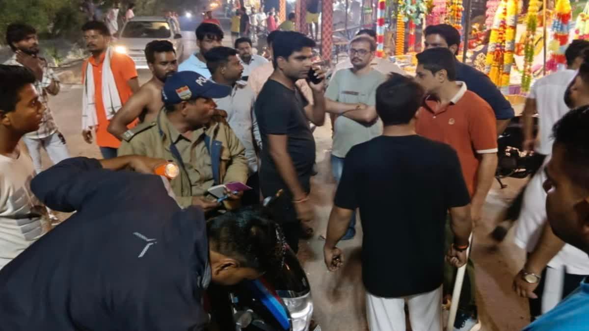 रुड़की में पटाखे चलाने को लेकर दो पक्षों में मारपीट, घर के मंदिर के दिये से लगी आग, मची अफरा तफरी