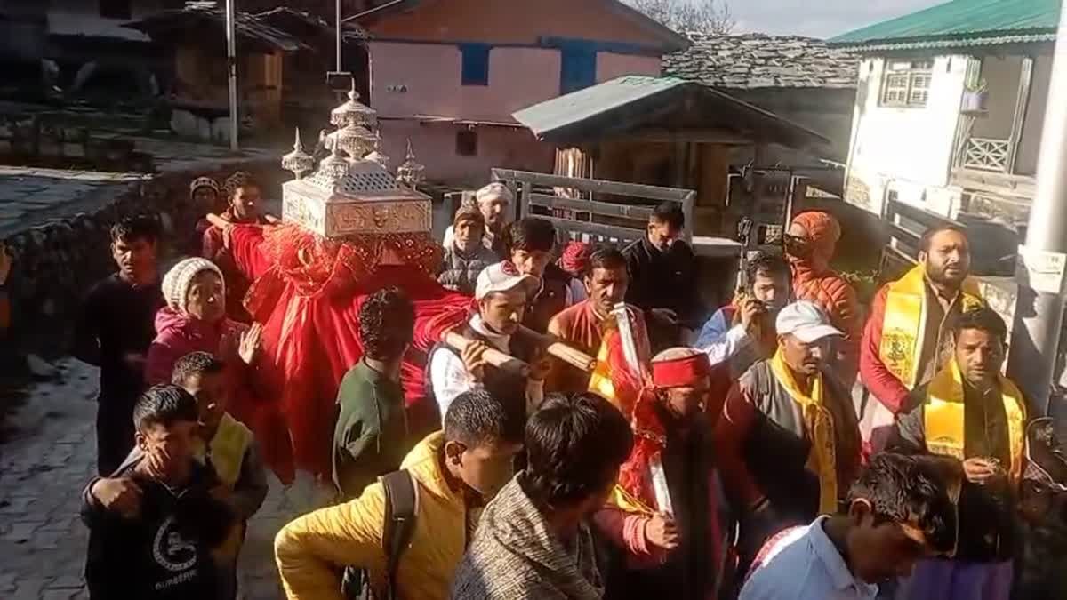 वाद्य यंत्रों के साथ यमुनोत्री पहुंची शनि देव महाराज की डोली, जानिये मां यमुना से क्या है कनेक्शन