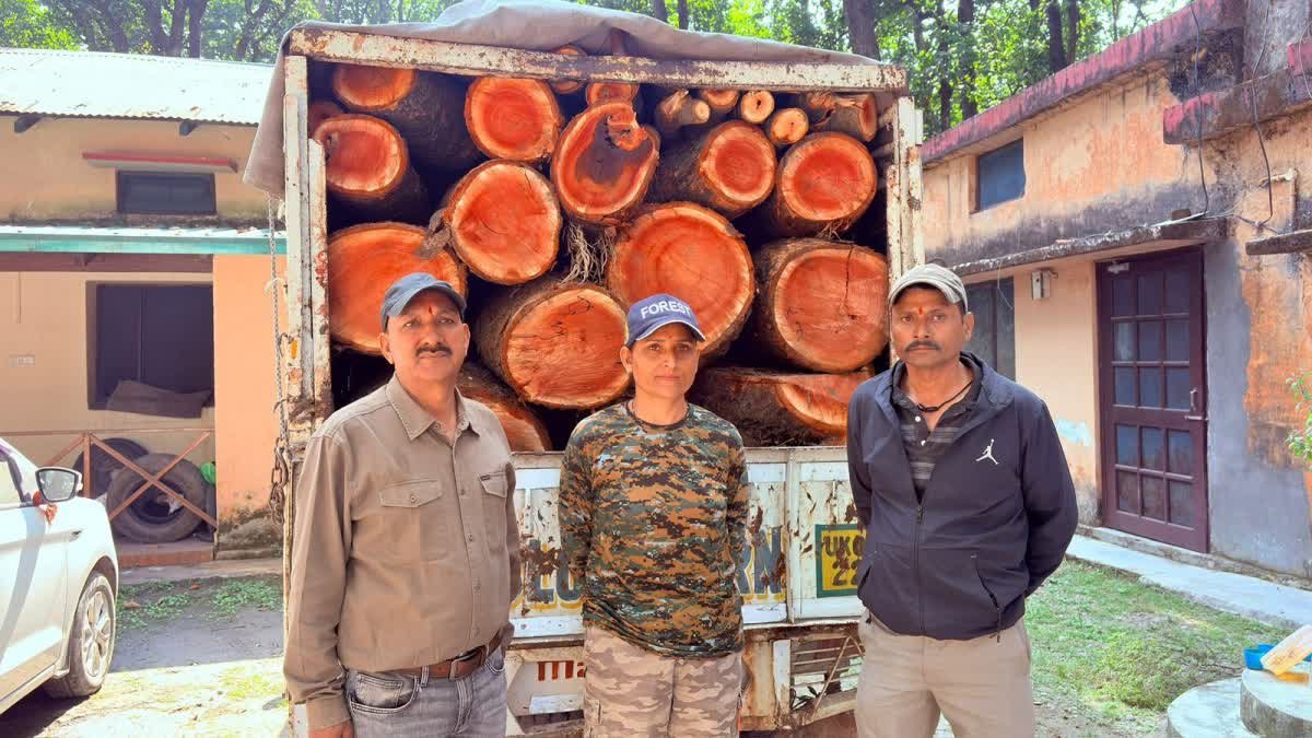 देहरादून आईटी पार्क पर अवैध कटान कर लकड़ी ले जा रहा वाहन पकड़ा, महिला वन कर्मी ने की कार्रवाई