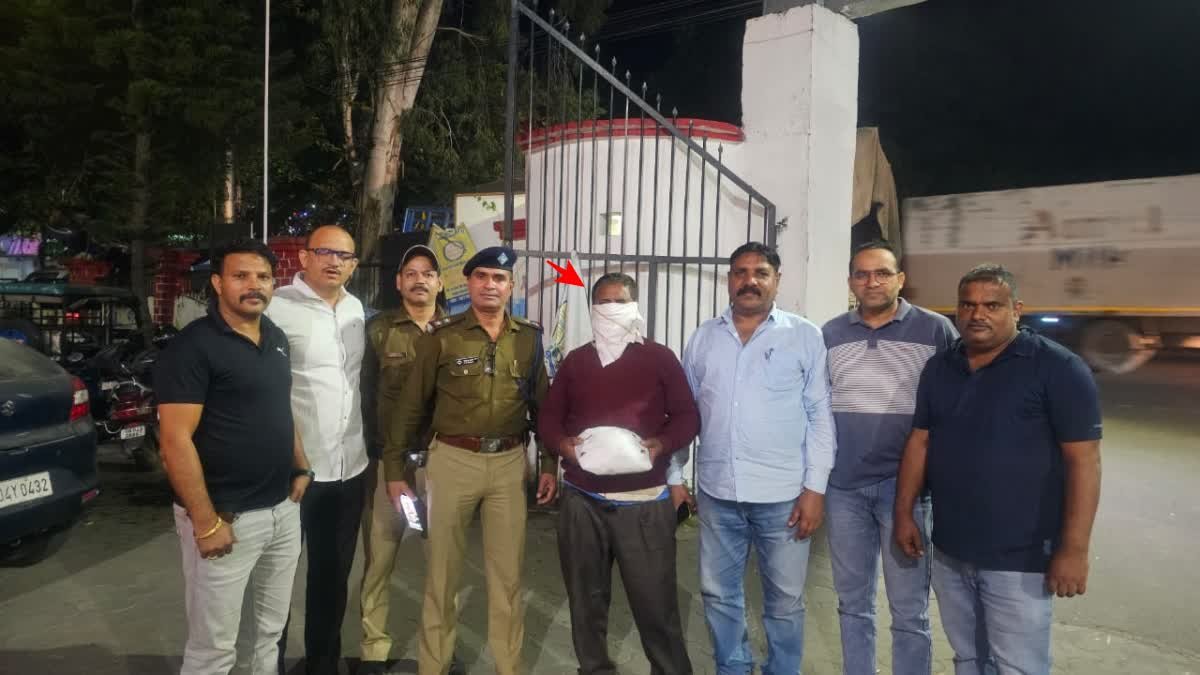 लाखों की चरस के साथ तस्कर गिरफ्तार, हाल ही में जमानत पर बाहर आया हुआ था आरोपी