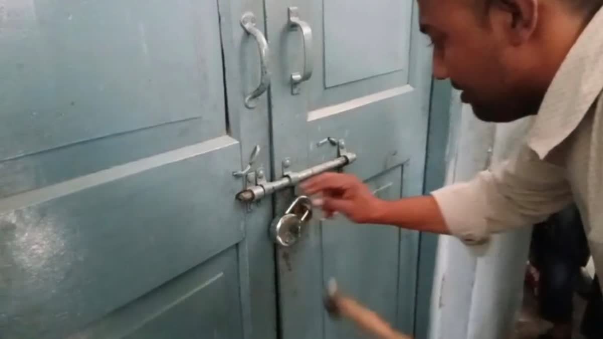 रुड़की में शिक्षकों की बड़ी लापरवाही, क्लास में सोता रहा बच्चा, छुट्टी हुई तो ताला लगाकर चले गए