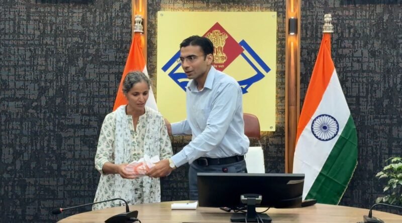 दुखयारी विधवा शोभा को आईसीआईसीआई बैंक ने लौटाए घर के कागजात; परिवार सहित धन्यवाद देने कलेक्ट्रेट पहुँची शोभा