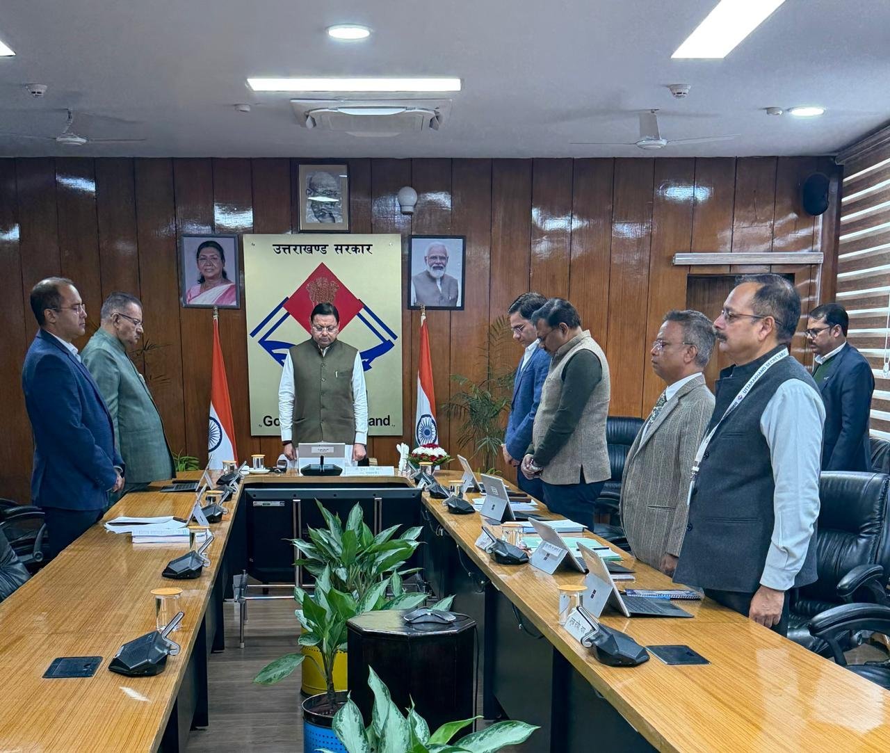 कैबिनेट बैठक से पहले पूर्व मंत्री दिवाकर भट्ट के निधन पर सीएम धामी ने किया शोक व्यक्त