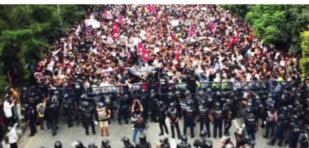 नेपाल में बेकाबू हालात: सोशल मीडिया बैन से भड़का जनआंदोलन, राष्ट्रपति भवन पर कब्जा, पीएम ओली पर भागने के आरोप