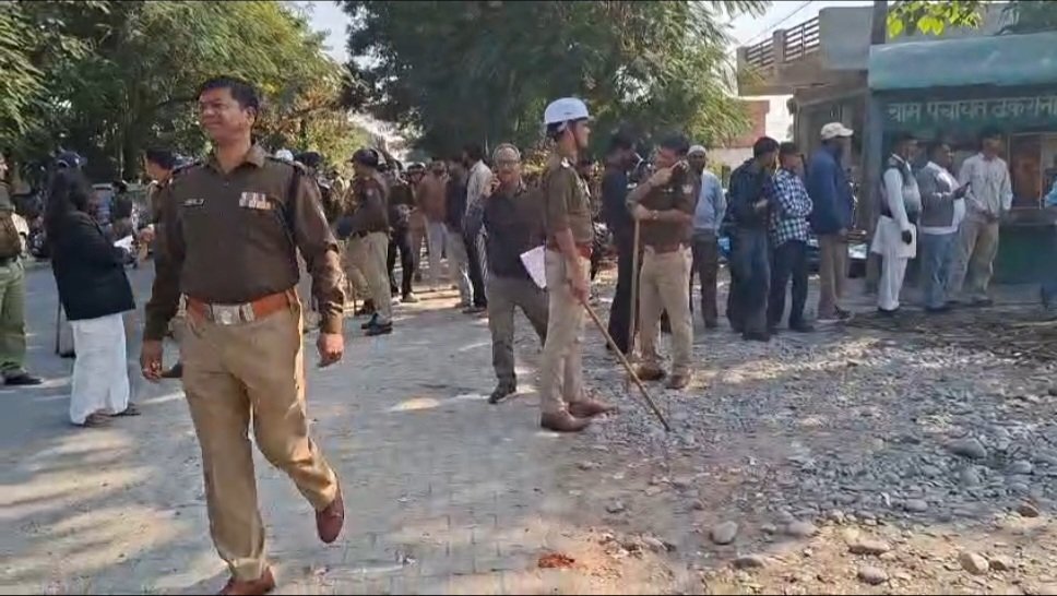 हिमाचल बॉर्डर पछुवादून में अतिक्रमण पर धामी सरकार का बुलडोज़र एक्शन