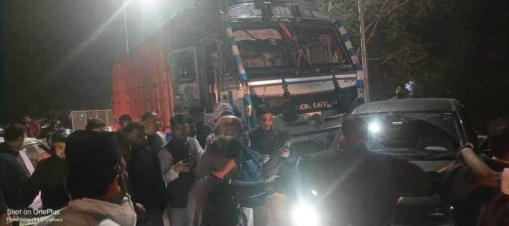 लालकुआं हाईवे पर ट्रक का तांडव, आधा दर्जन वाहन क्षतिग्रस्त