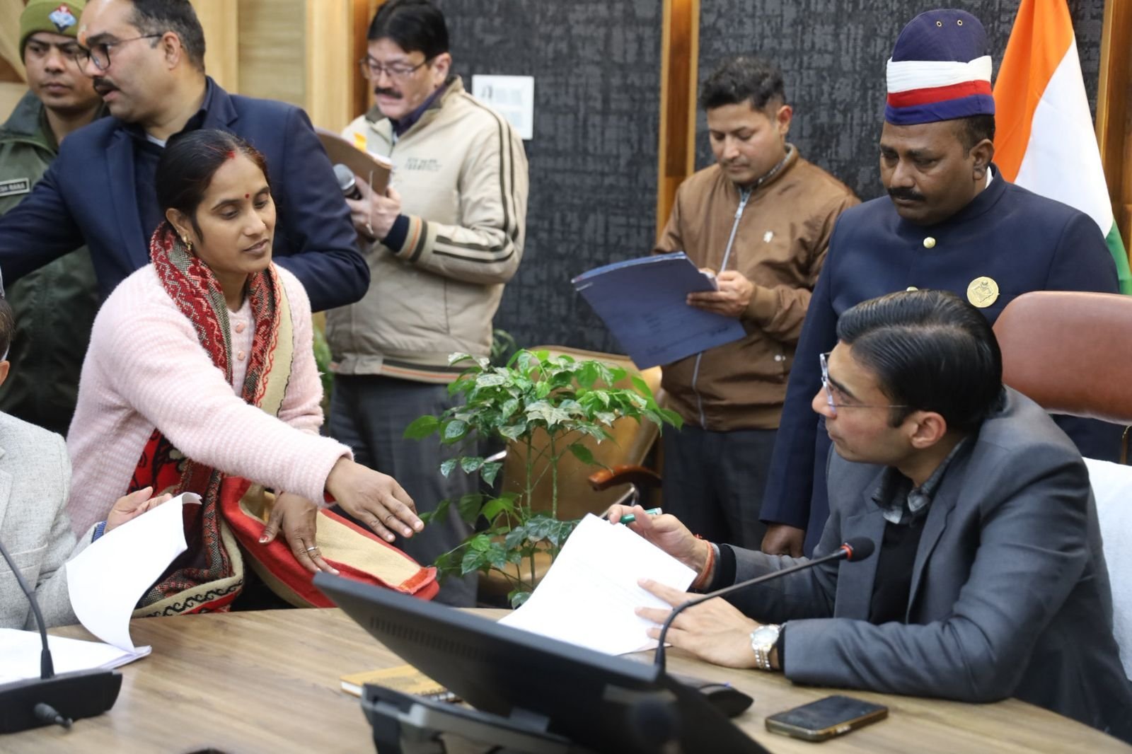 जिला प्रशासन का जनता दर्शन; पीड़ितों की सुनवाई; समयबद्ध निस्तारण से बढता जन विश्वास