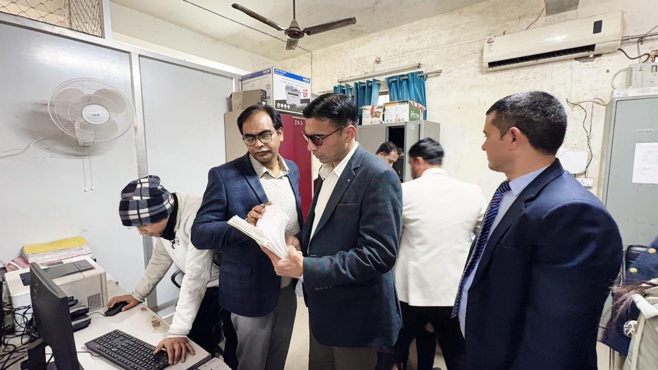 डीएम की निरीक्षण जांच का त्वरित संज्ञान; गंभीर आरोप व साक्ष्य के चलते गिरी गाज