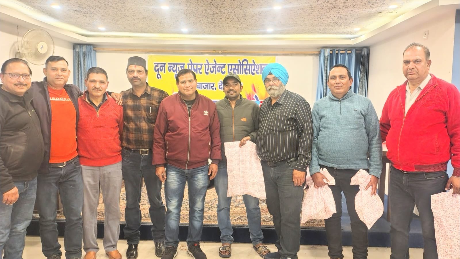 दून न्यूज पेपर एजेंट एसोसिएशन पलटन बाजार ने मनाया होली मिलन समारोह।