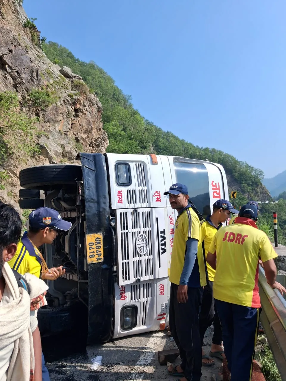 39 श्रद्धालुओं से भरी बस अचानक पलटी, तोता घाटी में अफरा-तफरी; बाल-बाल बचे यात्री