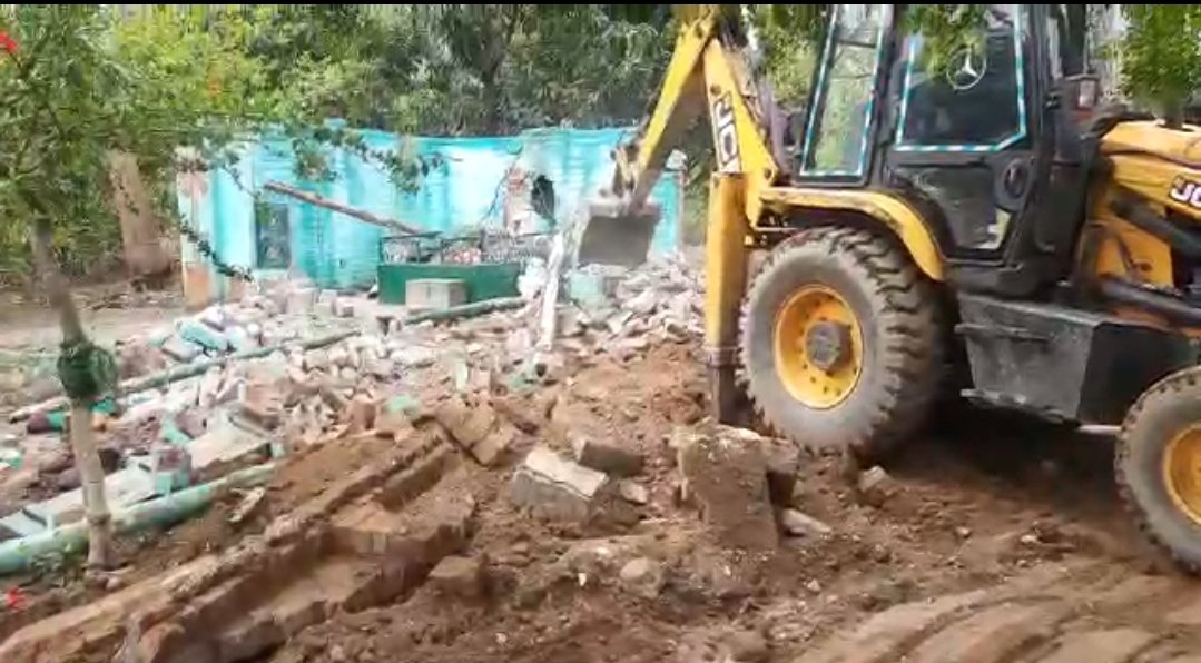 हरिद्वार में सरकारी भूमि पर बनी अवैध मजार ध्वस्त अब तक 550 से अधिक अवैध संरचनाओं पर चला धामी सरकार का बुलडोजर